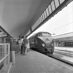 841898 Afbeelding van de aankomst van een diesel-electrisch treinstel DE 4 (serie 1000, RAm, T.E.E.) van de N.S./S.B.B. ...